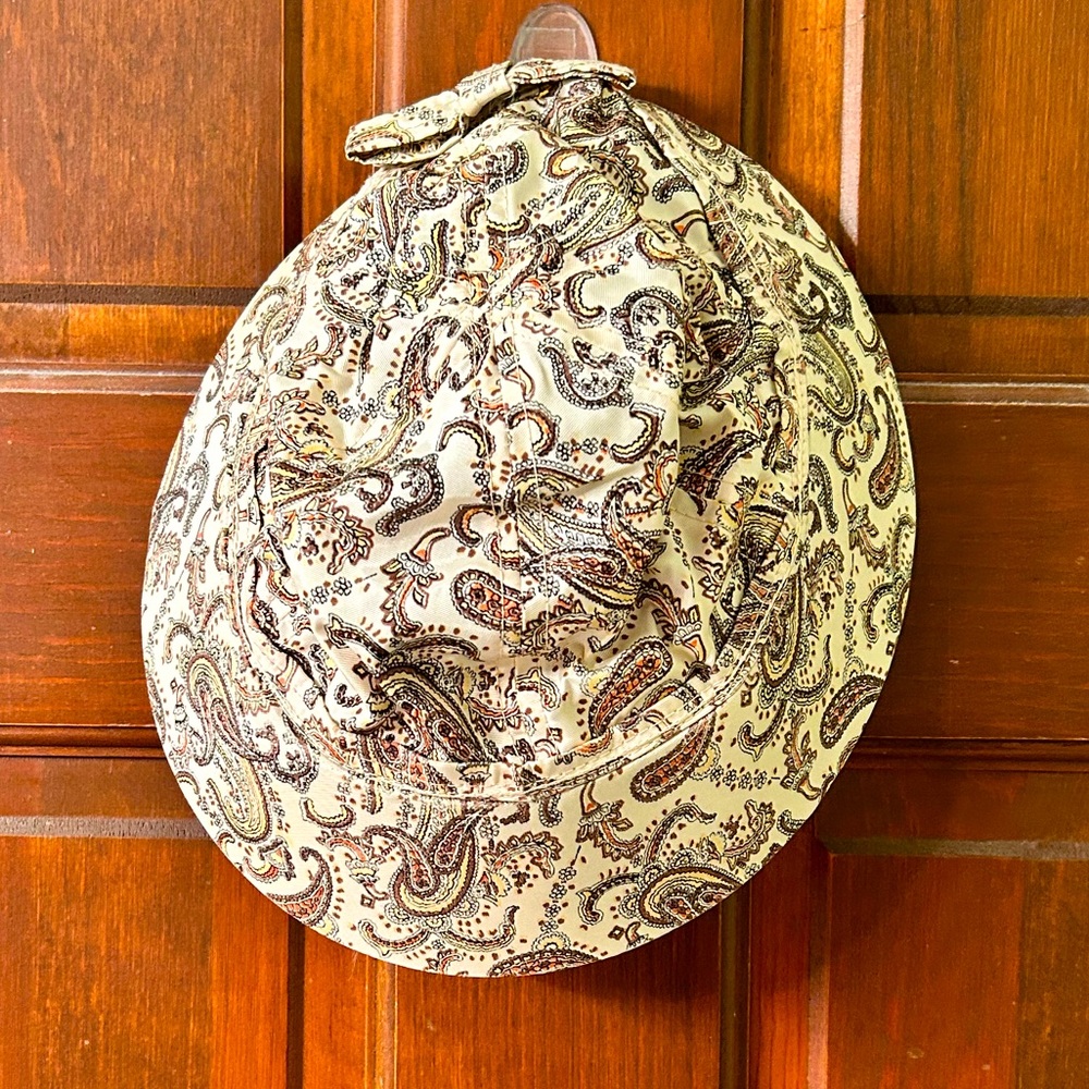 VTG Paisley print brim hat, no brand tag. Perfect for summer